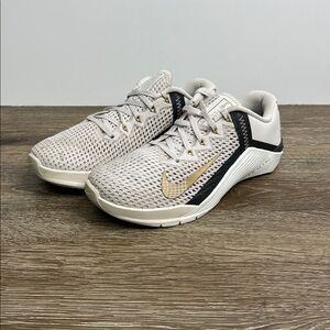 Nike Metcon 6 Training Shoes – Light Bone/Gold – Women’s 7.5